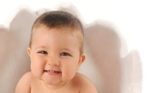 gülümseyen sarışın bebek