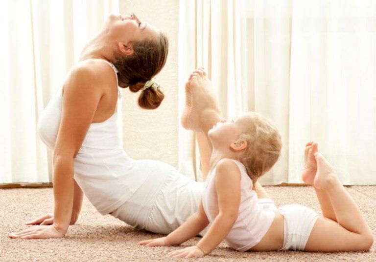 anne bebek yoga duruşu