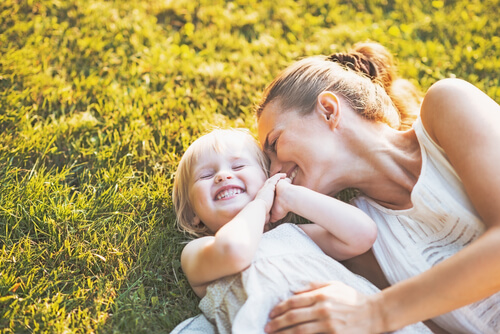 çimlerde yatan anne ve kız bebek