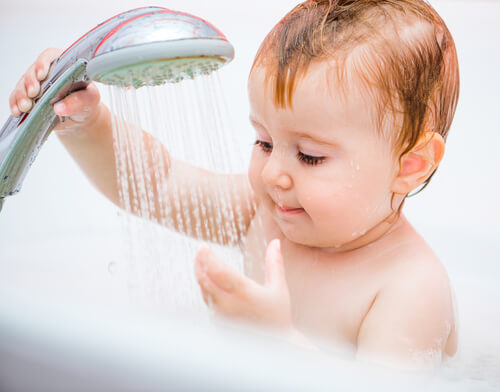 duşta suyla oynayan bebek