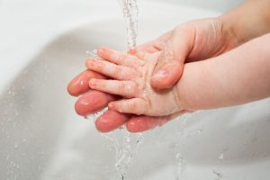 Bebeğinizin tırnaklarını kolayca kesmek için 10 ipucu