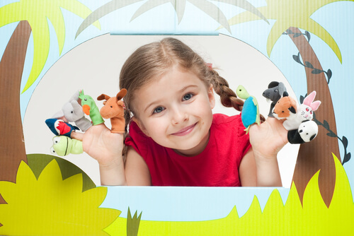 parmağında kuklalar olan kız çocuk