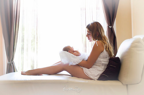 bebeği kucağında uzanan anne