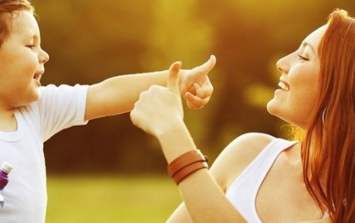 annesine eliyle işaret yapan bebek