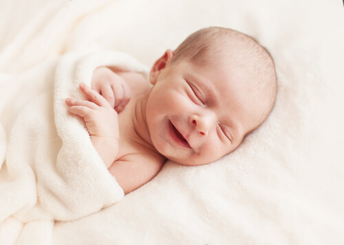 uyurken gülümseyen bebek