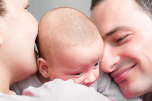 bebekleriyle kafa kafaya vermiş ebeveynler