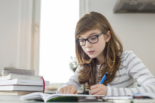 ders çalışan kız çocuk