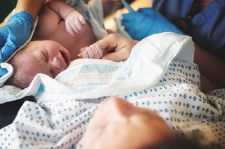 yenidoğan bebeği kucağında anne