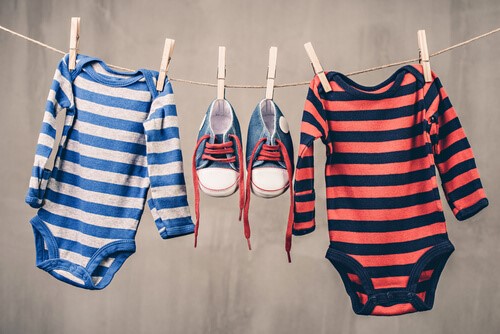 mandalla asılmış bebek kıyafeti