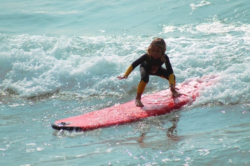 sörf yapan çocuk