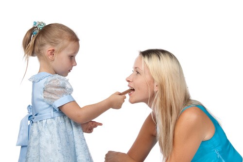 annesine çikolata yediren kız çocuğu