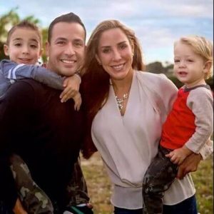 gülümseyen iki çocuklu aile