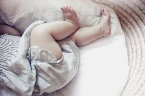 uyuyan tombul bacaklı bebek
