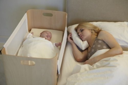 uyuyan bebeğinin yanında yatan anne