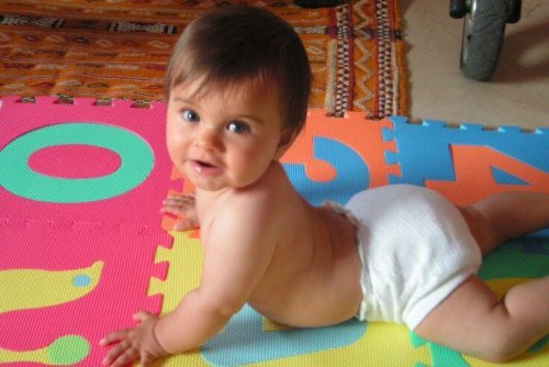 emekleyen bebek