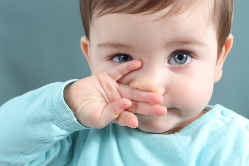 burnunu tutan mavi gözlü bebek