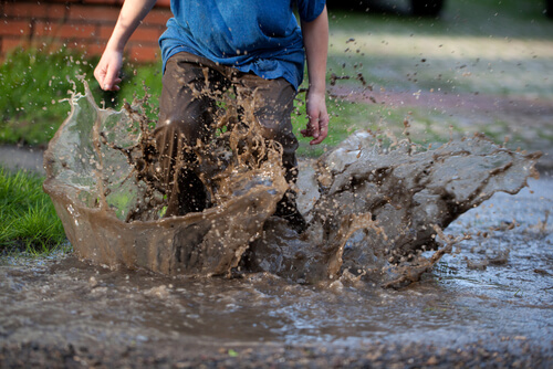 çamurda zıplayan çocuk