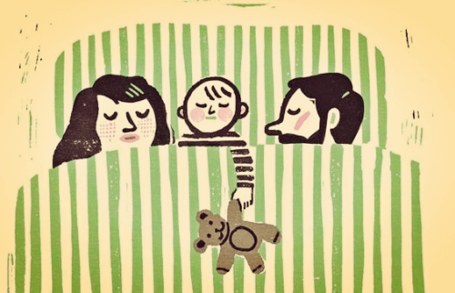 anne ve babası arasında oyuncağı ile uyuyan bebek