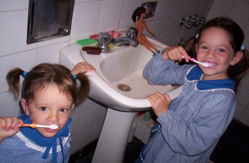 dişlerini fırçalayan iki kardeş