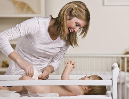 bebeğinin altını değiştiren anne
