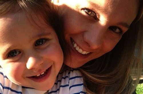 gülümseyen anne ve bebeği