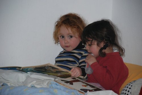 kitap okuyan iki kız çocuk