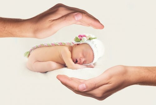 anne elleri arasında bebek figürü