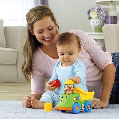 oyun oynayan bebek ve annesi