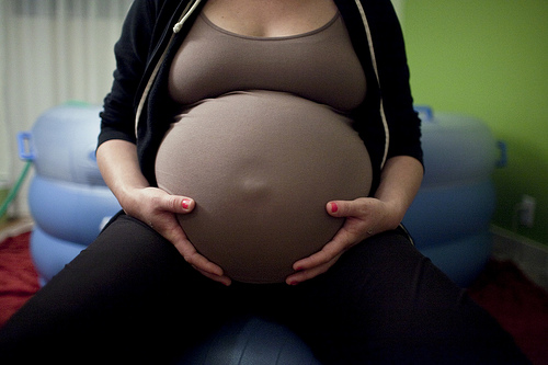 hamile karnını tutan kadın