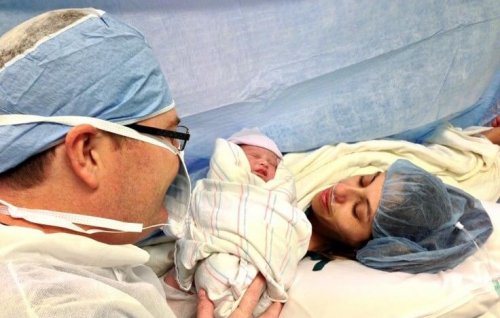 bebeğini ilk kez gören anne