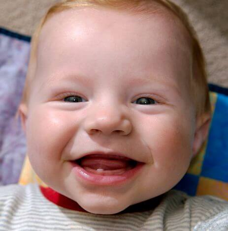Bebeğinizin İlk Dişini Çıkarmakta Olduğunun 6 işareti