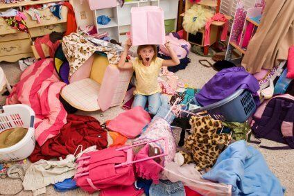 dağınık oda ve kız çocuk