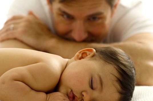 uyuyan bebek ve babası