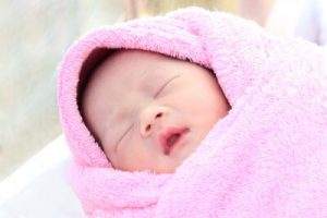 pembe havluya sarılı bebek