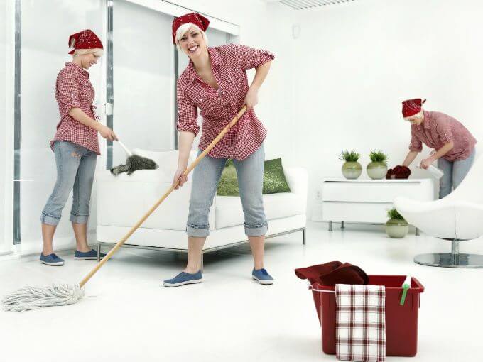 evi temizleyen kadın