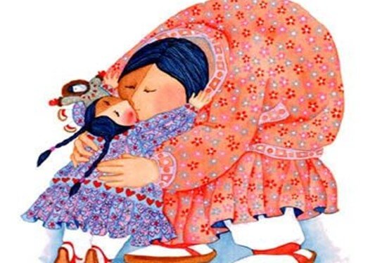 kızına sevgi gösteren anne