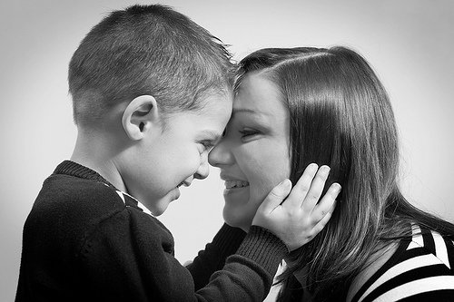 anne ve oğlu siyah beyaz