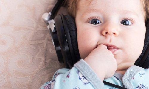 kulaklıkla müzik dinleyen bebek