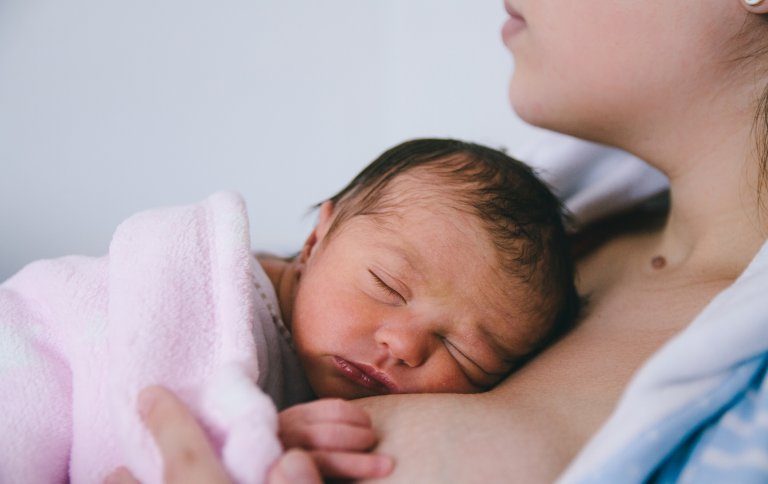 Akrabalar: Yenidoğan Bebeği Annesinden Önce Kucağınıza Almayın
