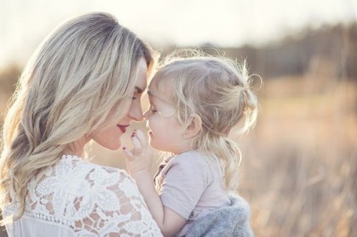 sarışın anne ve kızı