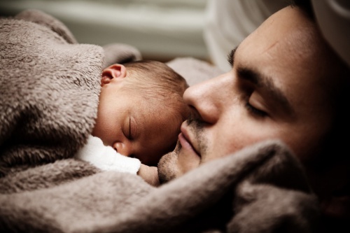 bebeği ile uyuyan baba