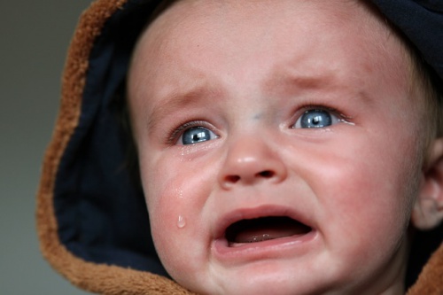 ağlayan mavi gözlü bebek