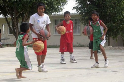 basket oynayan çocuklar