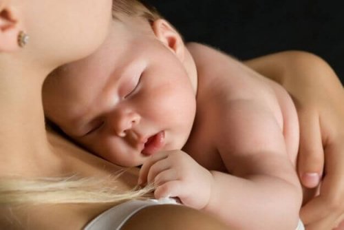 Uyuyan anne ve bebek
