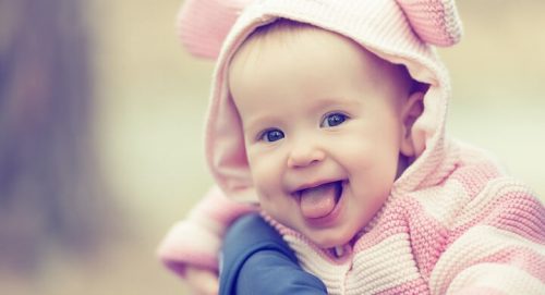 Bebekler gülmeyi ebeveynlerinden öğreniyor
