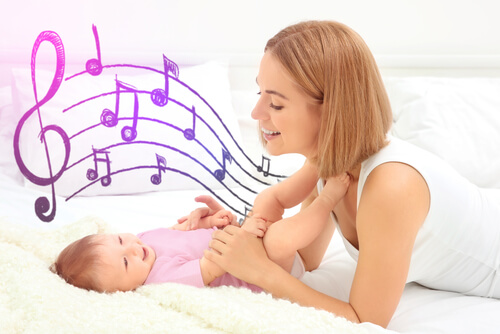 bebeğine şarkı söyleyen anne