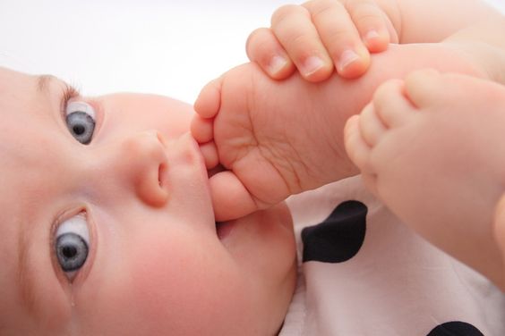 Yalın Ayak Bebekler: Daha Mutlu mu Daha Zeki mi? 