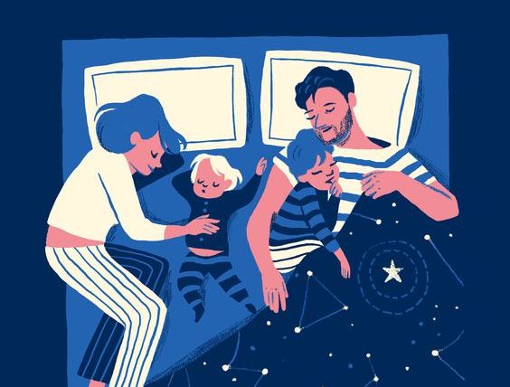 çocuklarıyla beraber uyuyan aile