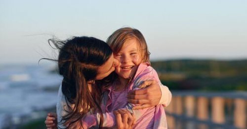 Çocuğunu Öpen Anne