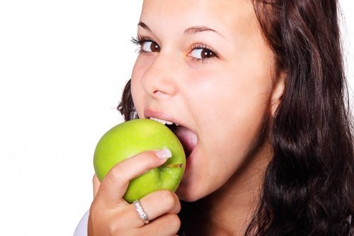 elma yiyen kadın
